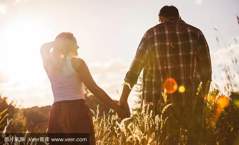 牵手散步的情侣.