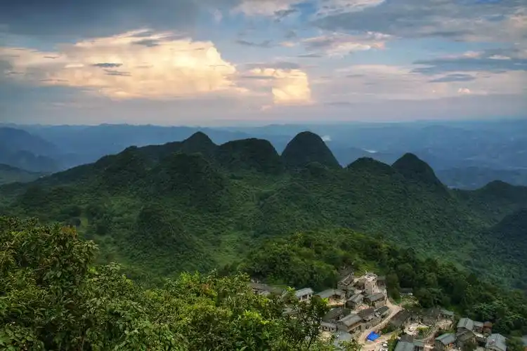 雨后,湿漉漉的雾霭笼罩着山野,掩映在罗平十万大山深处的旧屋基彝族乡