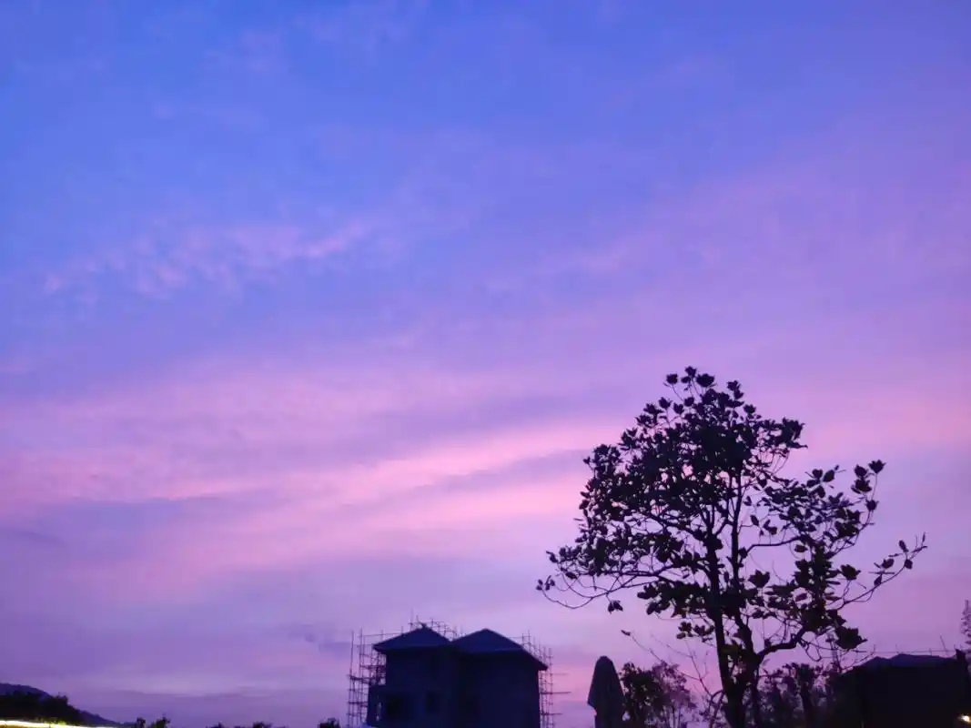 紫色晚霞  分享一下你最爱的那张天空照片吧如果你也喜欢紫 - 抖音