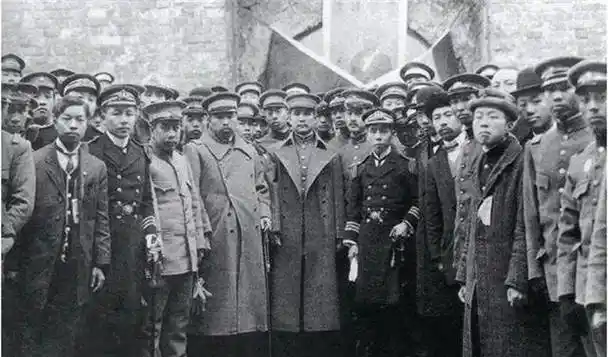 孙中山被迫辞去中华民国的总统之位,让位于袁世凯