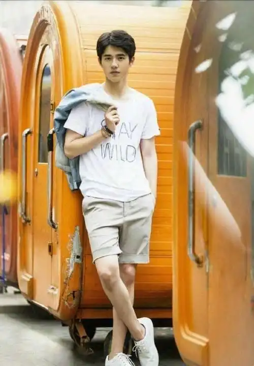 刘昊然穿驼色大衣搭棒球帽现身网友衣服上居然有个女人