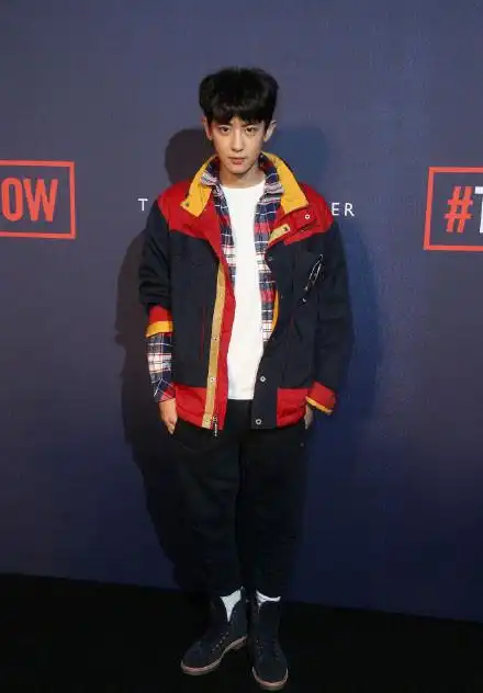 朴灿烈校园风现身秀场,我想说:把我爱豆的腿还给他