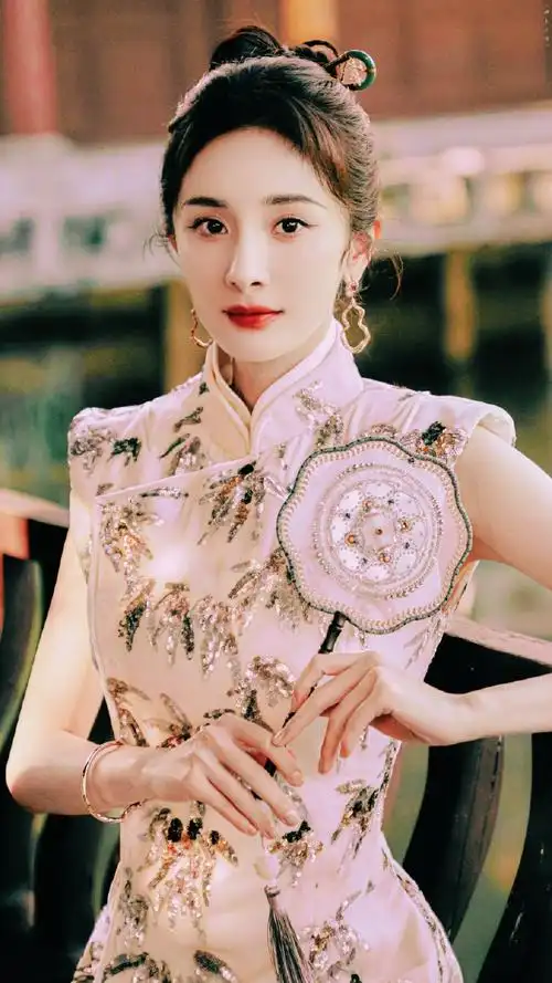 杨幂在法国穿旗袍过中秋