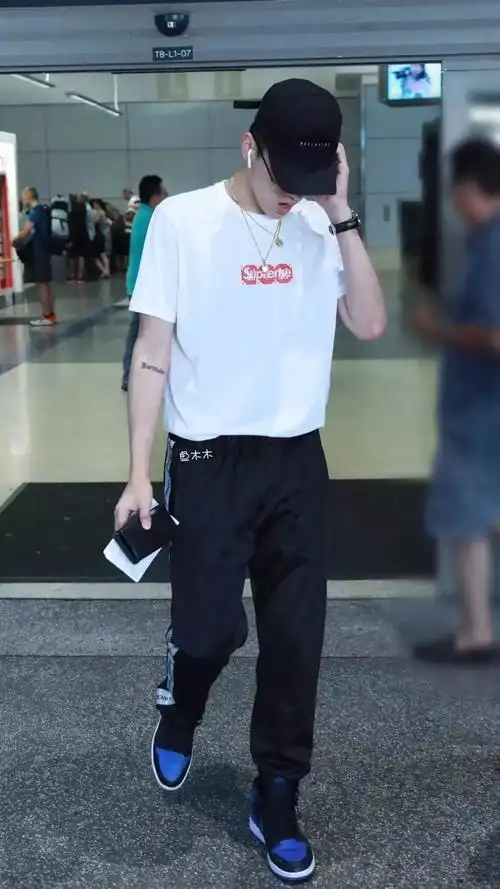 吴亦凡上脚 air jordan 1 "royal