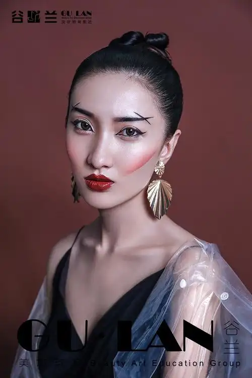 谷兰美妆教育频道的化妆造型作品《前卫个性秀场妆》