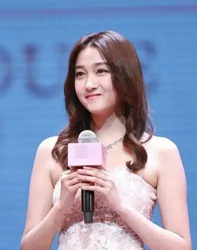 关晓彤获爱的滋润,丰满许多,抹胸裙都撑不住了!鹿晗功劳哦