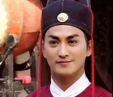 不知无人不晓,他就是《包青天》的展昭一角,由香港影视明星何家劲扮演