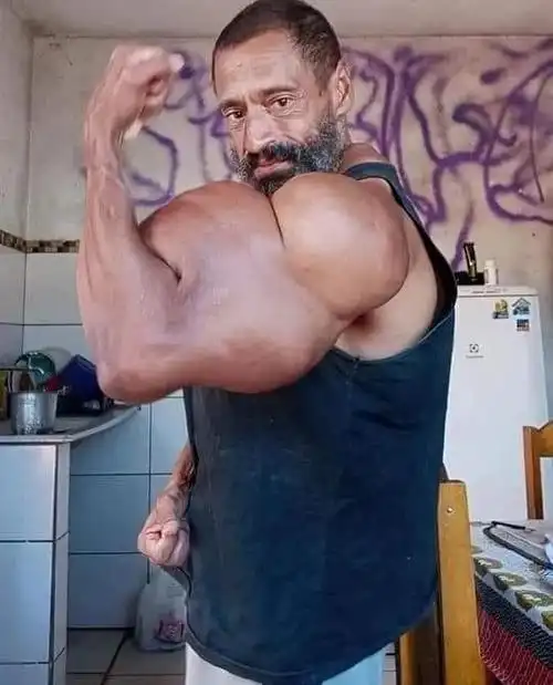 巴西健美网红给身体注油胸肌膨胀像充气难逃猝死终年55岁