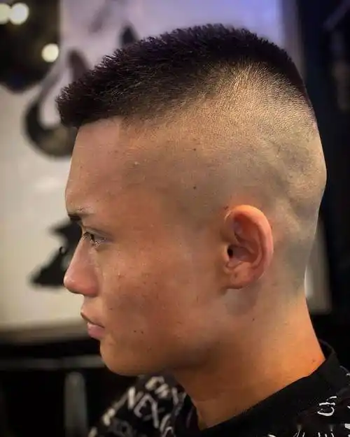 头顶头发会稍微得比周边长一些,可以修形成一个尖尖的类似于子弹头的