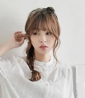 而且还有简单的修颜效果哦,侧边简单的麻花辫的扎发设计更添十足的