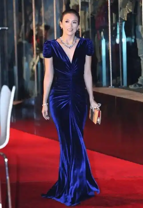 章子怡在国外就是敢穿,穿大露背吊带连衣裙走红毯,简直美出圈了_身材