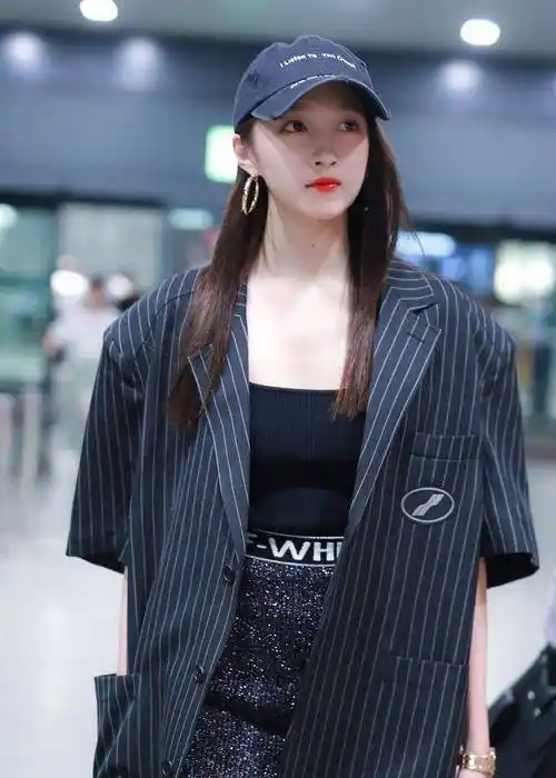 关晓彤机场现身美腿,大西装更吸睛,她穿过她男朋友的衣服吗?