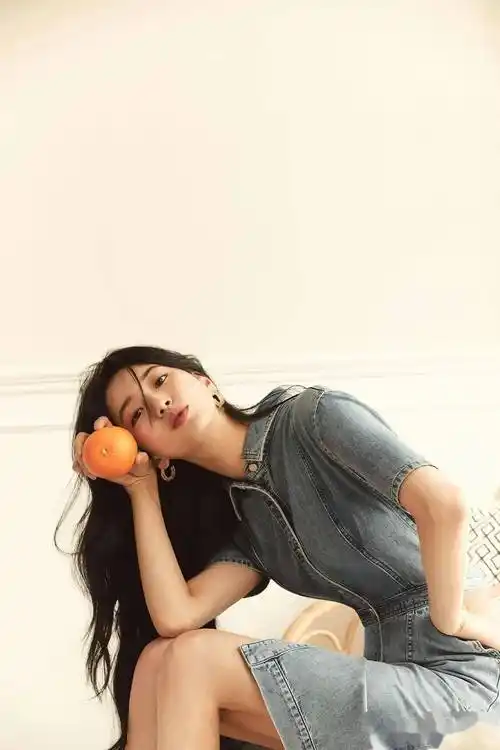 组图:秀智《嘉人》春日写真大片,齐刘海长直发清新灵动_裴秀智_孔刘