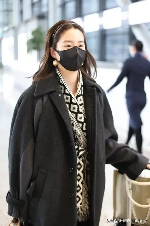 街拍杨采钰黑色毛呢大衣搭黑丝戴墨镜性感时髦