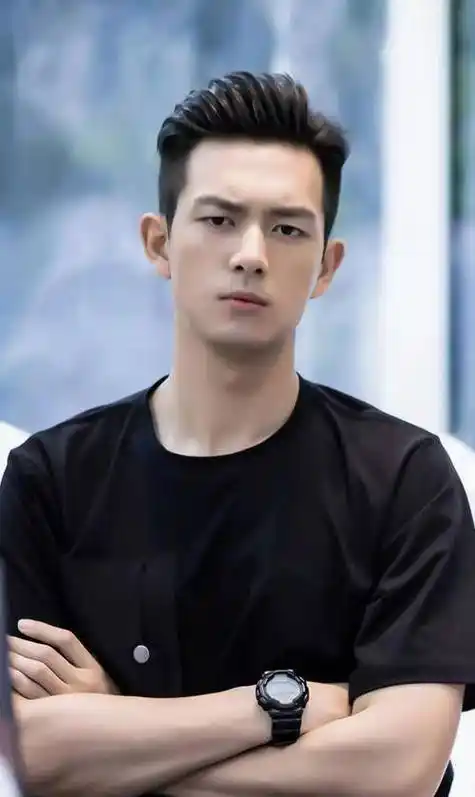 粉丝们亲眼看到了李现,穿着阔腿裤,腿细得让人心疼,太瘦了_身材_体重