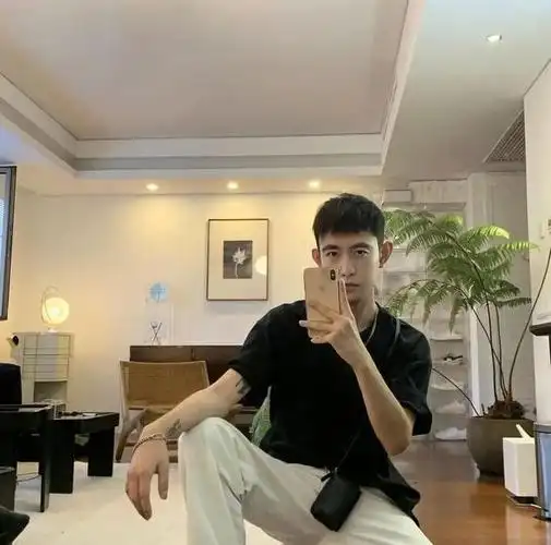 配自拍照的句子男 男生发照片配的句子