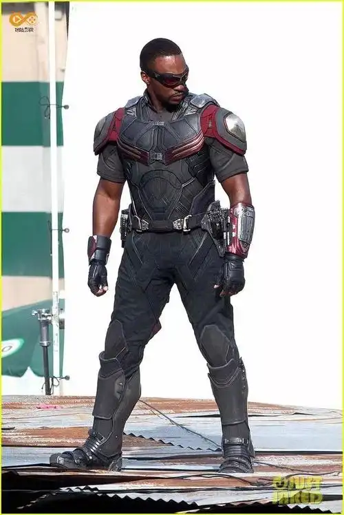 日前,该片的片场照在网络中爆光,照片中美国队长和猎鹰和叉骨都穿戴起