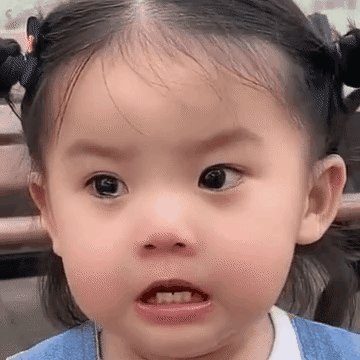 萌娃强忍泪水 小女孩咬牙切齿的动图表情gif