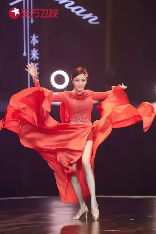 秦岚一袭红裙风情万种不愧是当过皇后的女人