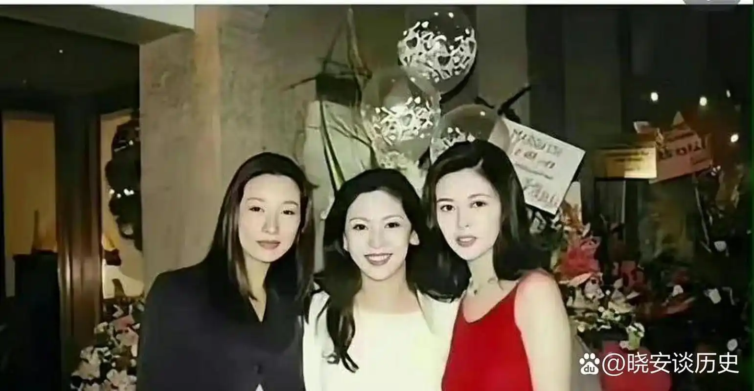 1989年,向太陈岚和关之琳的合影,镜头中年轻的陈岚颜值完全不输关之琳