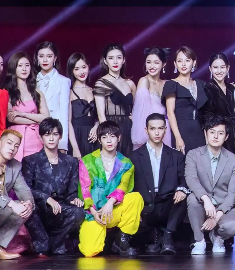 30多位明星大合影杨幂马伊P咖位高细节能看出艺人交际能力