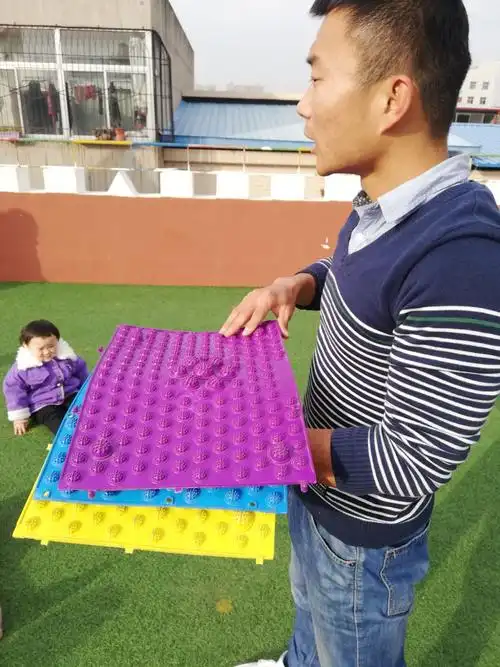 果冻哥哥说,他今天给我们带来了指压板,要带我们一起玩一个新游戏呢