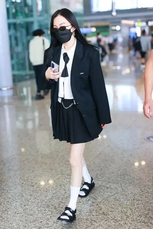 张韶涵现身机场,白衬衫搭西装外套,百褶裙搭配甜美俏皮
