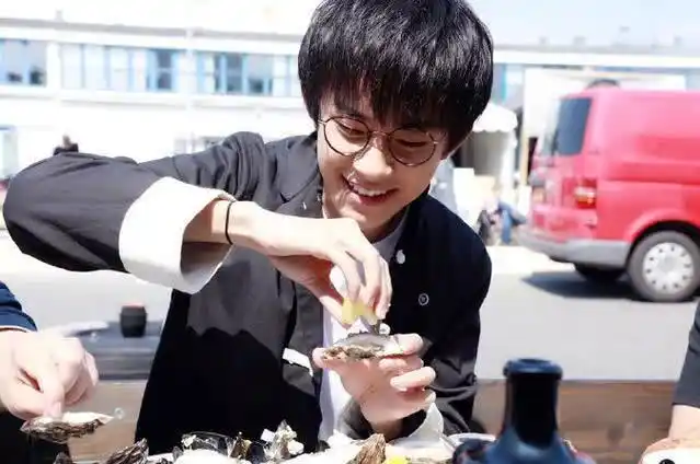 看到易烊千玺吃饭的样子,粉丝说:确定不去当吃播吗?