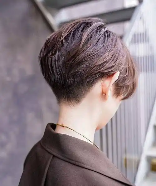 短发推到两侧,利落时尚又个性,让她看起来更显瘦显高_发型_头发_鬓角