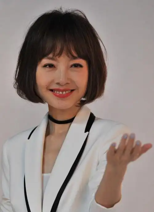 主持人鲁豫与外国丈夫离婚后转身嫁给初恋如今53岁一人生活