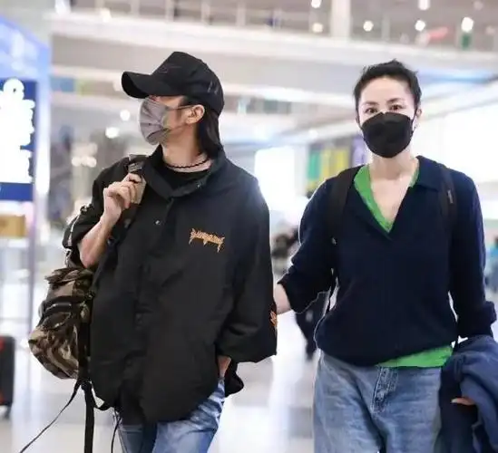 54岁王菲高龄怀3胎素颜憔悴小腹隆起明显谢霆锋疑喜当爹