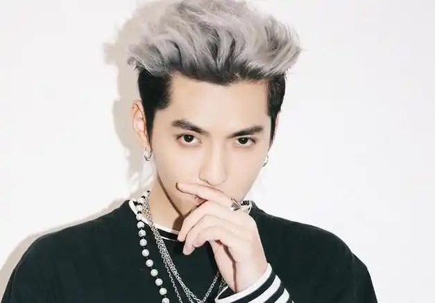 曝吴亦凡狱中状态当班长不忘写歌发福脸型圆亲妈不敢认