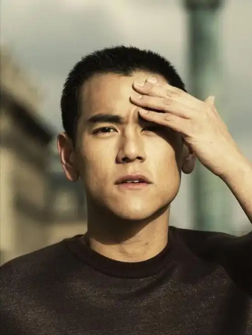 惊爆!彭于晏或已定居日本,街头驾车引关注,副驾驶女子颜值爆表|恋情|