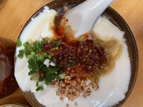 这家的豆花远近闻名,吃过以后还想再吃