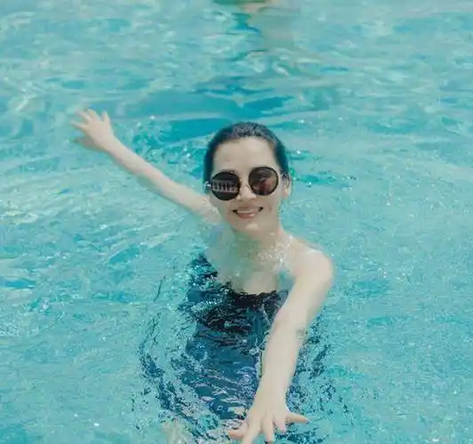 许晴50岁了依旧年轻活力,"无痕裙"显身材露出,着实让人羡慕_服装_状态