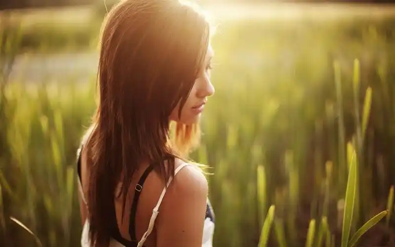 女孩在草地-美女高清写真壁纸