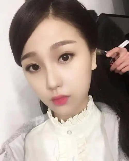 真实颜值被网友戏称:普通的大饼脸!_腾讯新闻