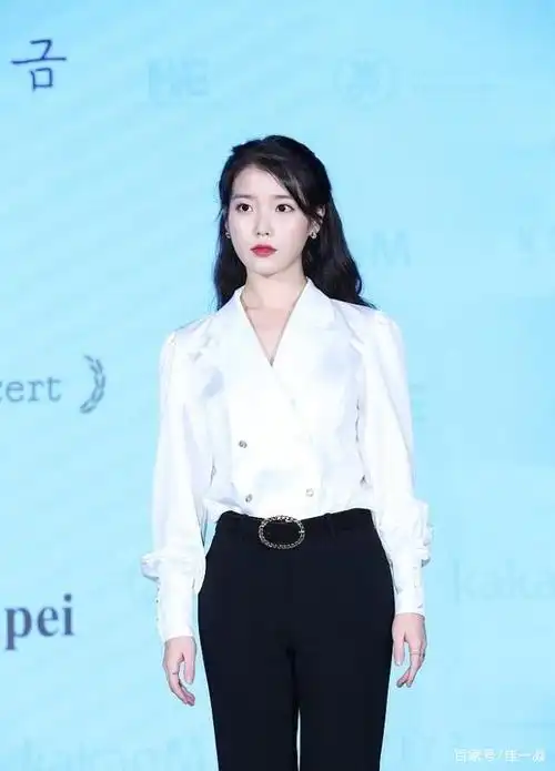 iu裤装衬衫干练不失可爱,红唇抢眼展现好气色