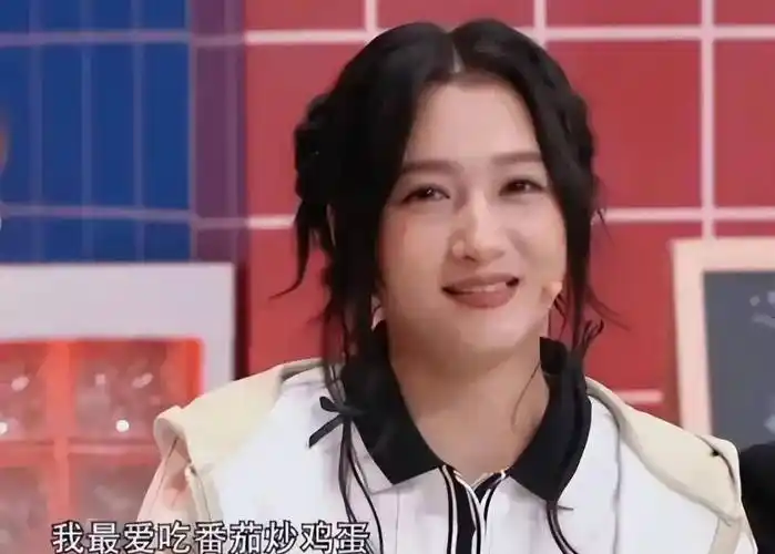 26岁关晓彤最新状态惹争议,发福脸肿惨被质疑怀孕,年龄感尽显