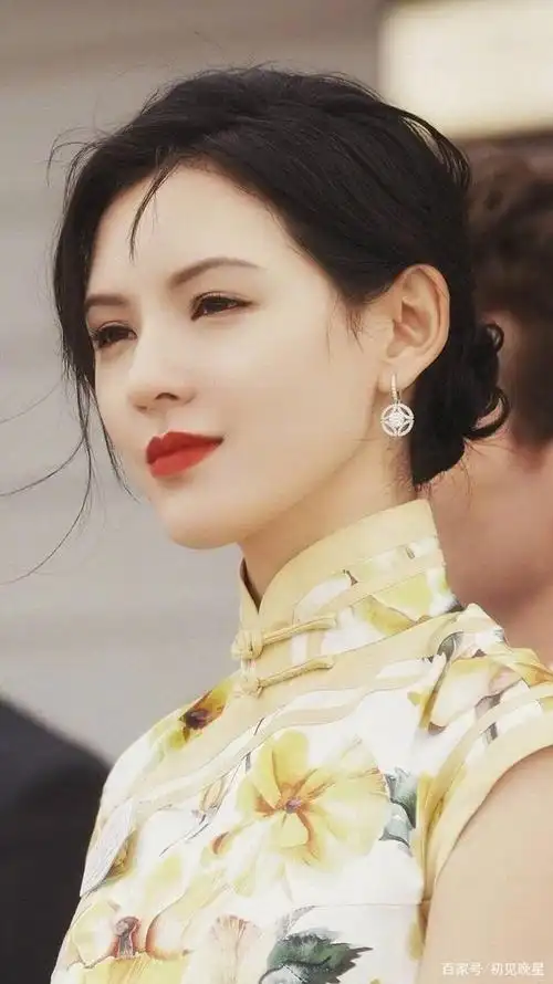 迪丽热巴,宋轶,张予曦猫系美女,谁是猫系脸颜值巅峰?