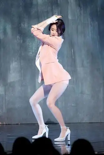 朴智妍大跳妩媚迷人钢管舞,穿吊带背心开叉裙,身材高挑而又丰满