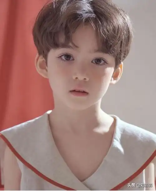 这款飞机头少不了,顶部头发向上向中间靠拢,打造出立体时尚的酷炫造型