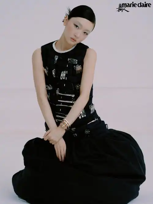 #周冬雨留白时装大片##周冬雨嘉人四月刊封面#