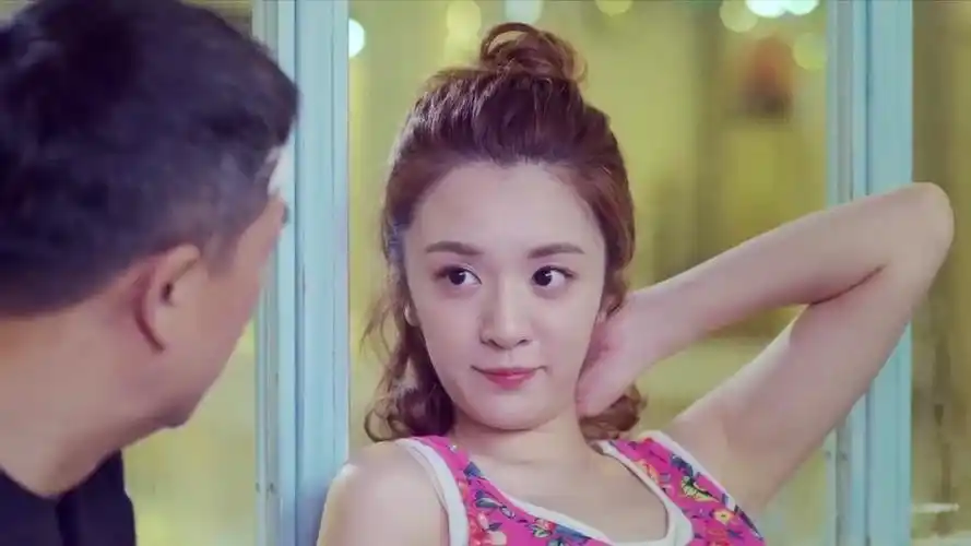 我的体育老师前妻嘲笑美女不懂生活不料美女当场反击