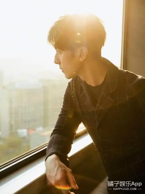 宠妻男神也fashion,吴尊现身giorgio armani活动,黑色格纹西装演绎