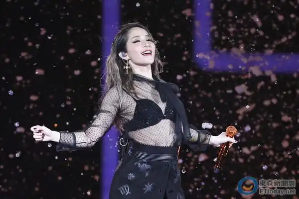 直击/跳到丝袜都破了!萧亚轩开衣露酥胸上演湿身秀