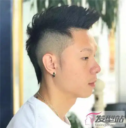 两面铲光最新男生时尚发型设计,两面铲青剪裁,两边铲光中间留长,短
