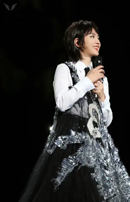 周笔畅超话98#周笔畅上海演唱会#她是童话里的公主.@周笔畅