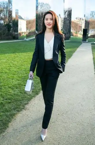 盘点了刘亦菲穿过的10套西装造型,她真的是名副其实的天仙攻!