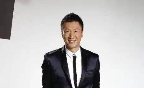 原创孙红雷被拍成五五分近照身材圆润胖了许多风格打扮与以往不同